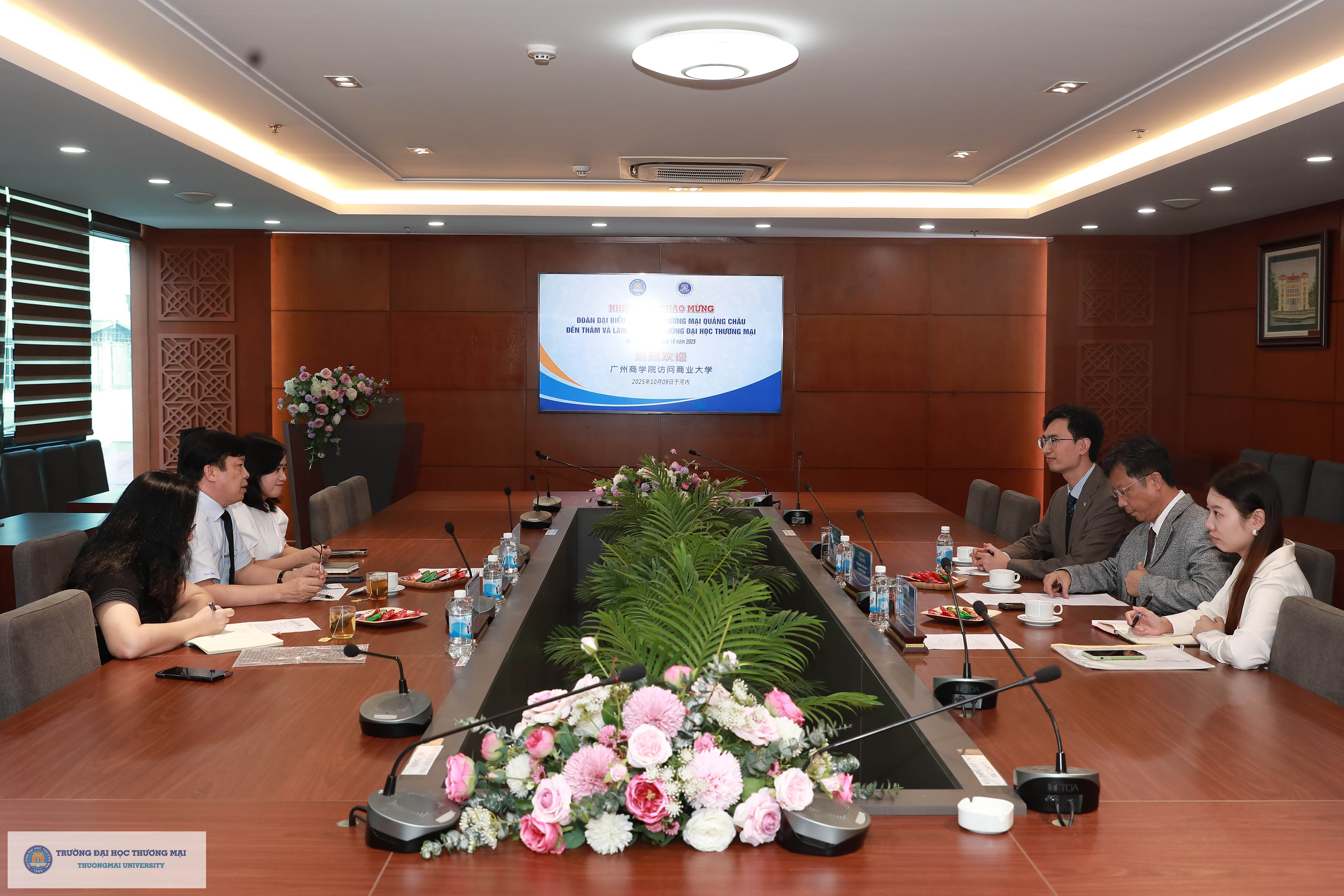 1. 熊建文一行与越南商业大学校方代表座谈交流.jpg